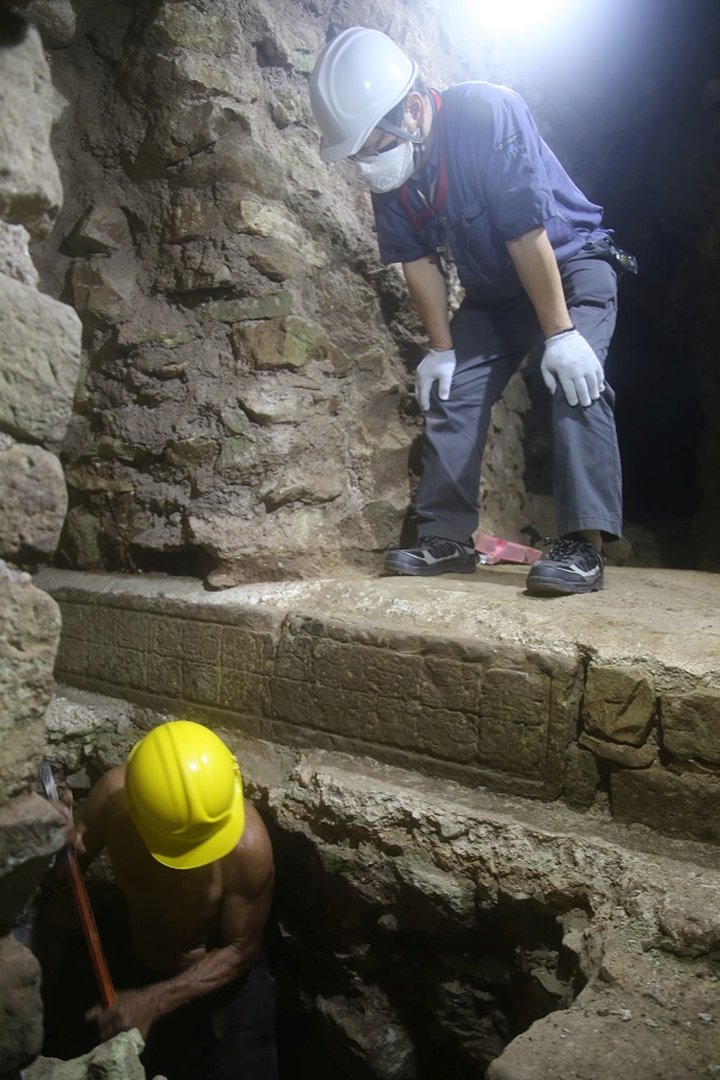 11号神殿のトンネル内部の発掘調査（2021）